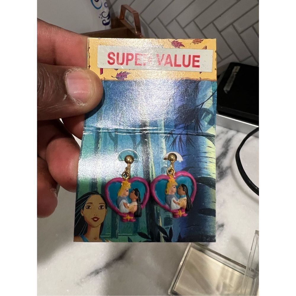 Very rare VINTAGE WDW WALT DISNEY WORLD POCAHONTAS EARRINGS